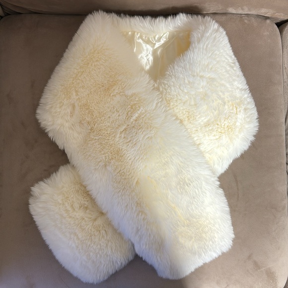 Bundle Faux Fur scarf 🧣& Trapper Hat -Ivory - Picture 12 of 17